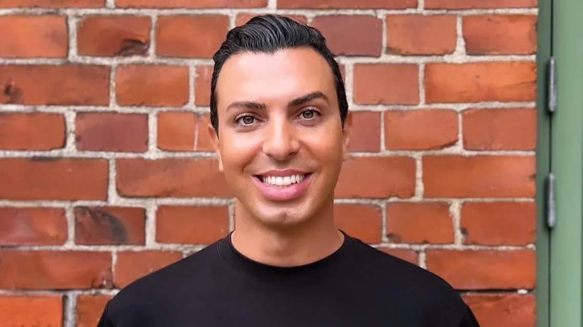 photo portrait of John Harfouche, CSR västsverige, in front of a brick wall