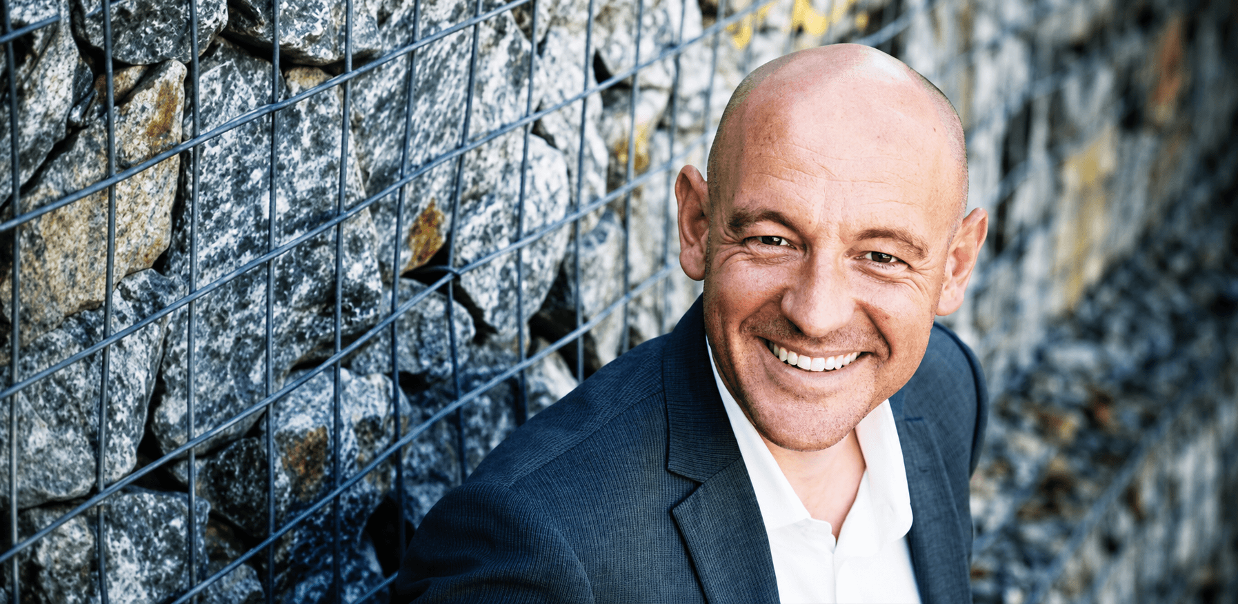 a smiling man in a suit. Niclas at founders alliance